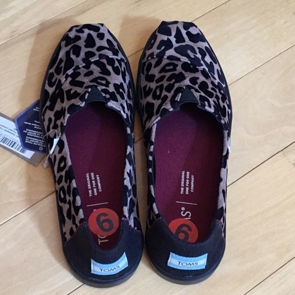 Tom’s loafers, slip on shoes. Black flocked leopard print, women’s size 6. NWT - Picture 7 of 16